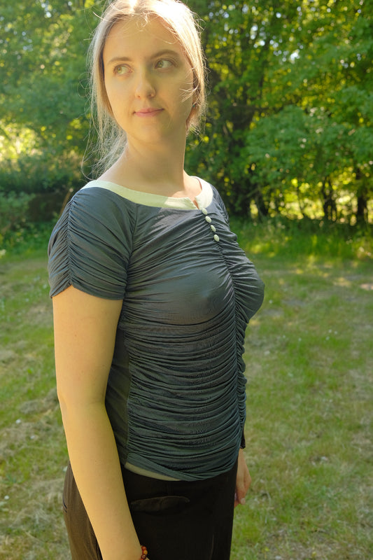 Blå top med rynkedetaljer