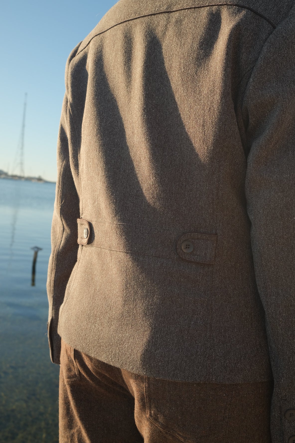 Brun blazer med satindetaljer