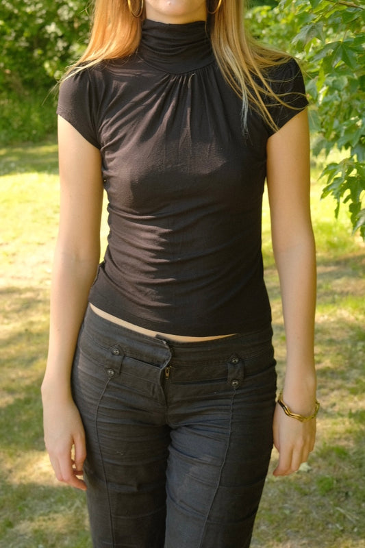 Sort rullekravetop